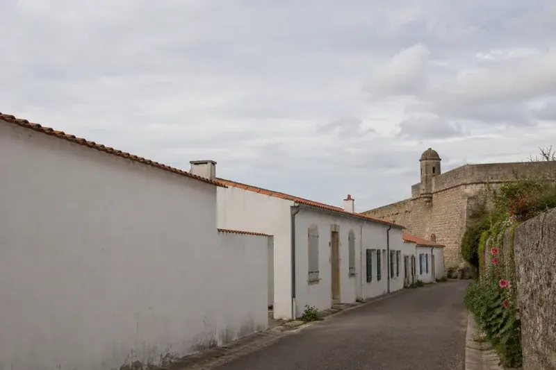 Ruelle et toitures basses du bourg ancien du Château-d'Oléron