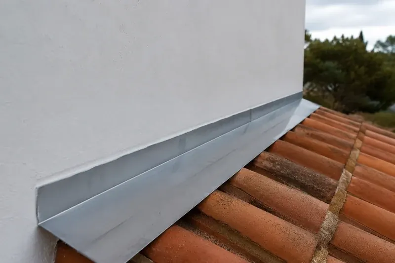 Solin façonné sur mesure au raccord d'un mur mitoyen